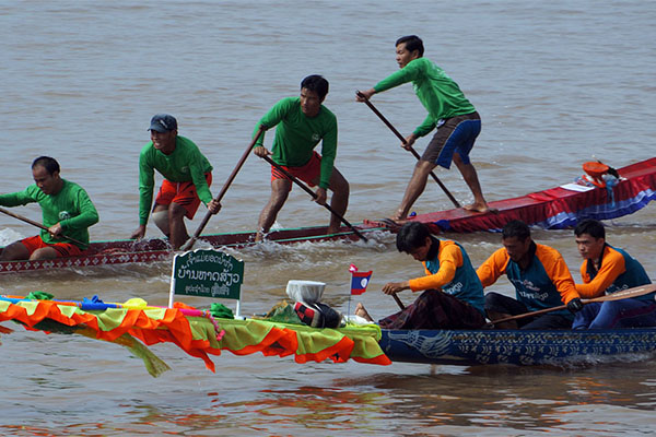 boat-racing-festival-in-Laos
